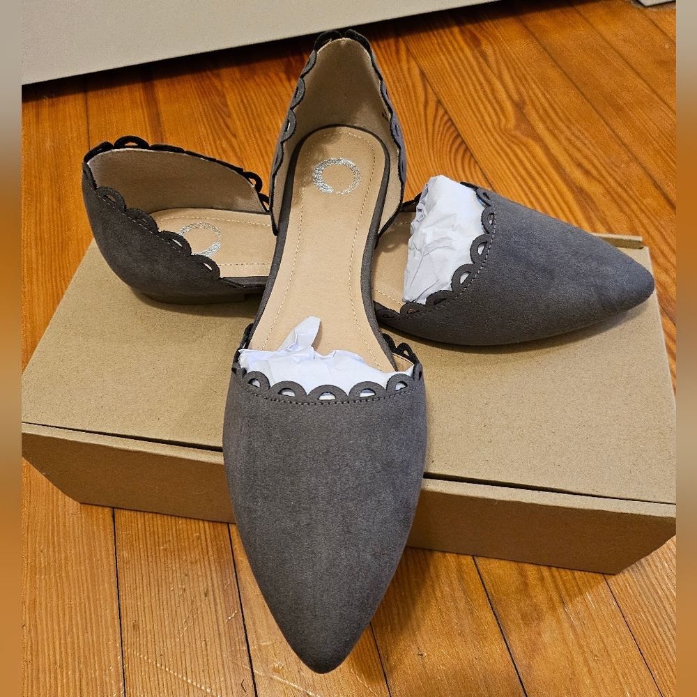 Journee Collection "Jezlin" Flat. NWT Grey Color, Size 9 1/2.